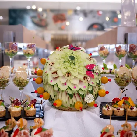 Astoria Inclusive- Private & Club מלון